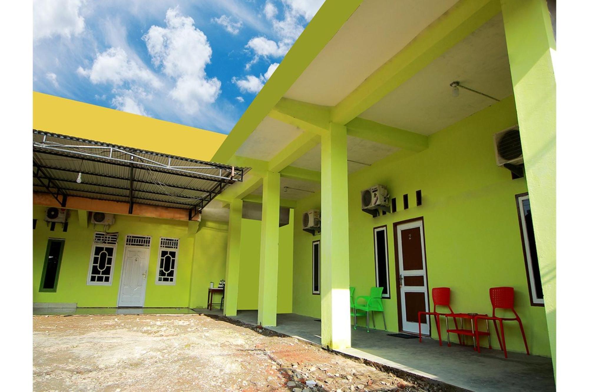 Oyo 2585 Sherren Guest House Lubuklinggau Esterno foto